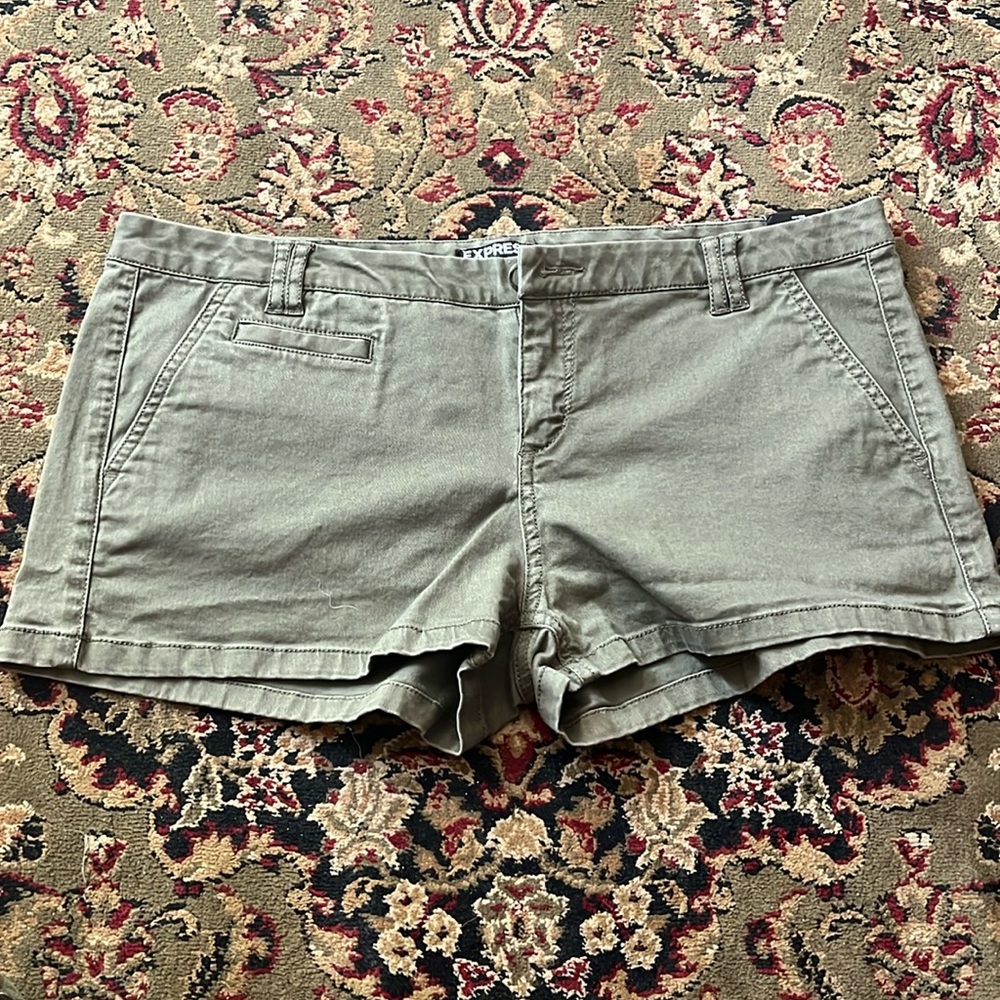 New never worn Express low Rise Army Green shorts size-8